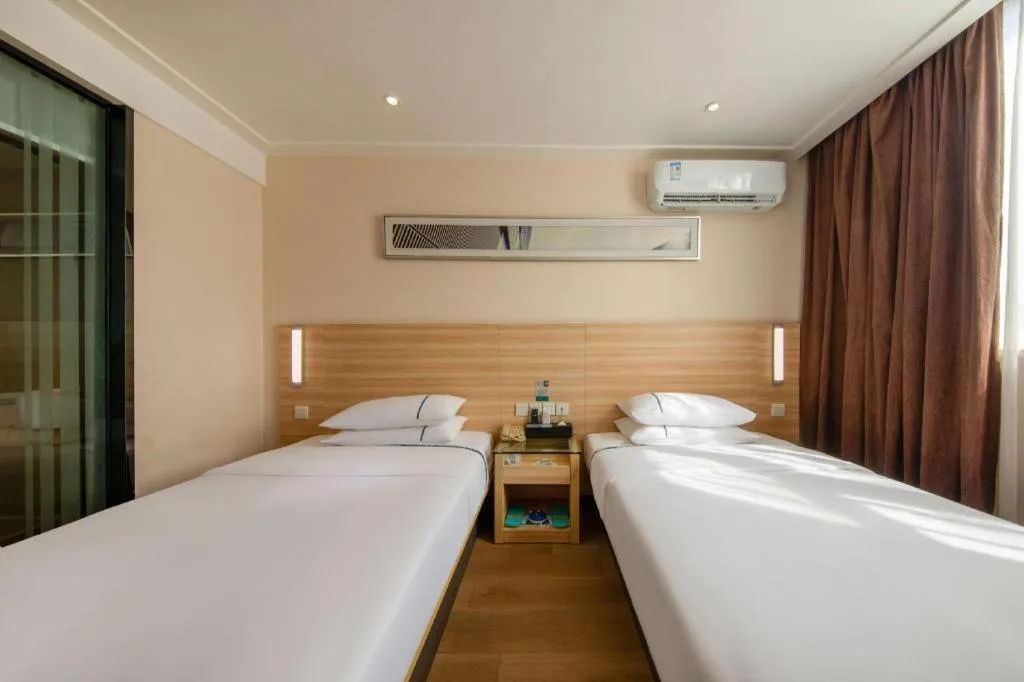 Bed in City Comfort Inn Zhanjiang Shimao Building Chikan Old Street