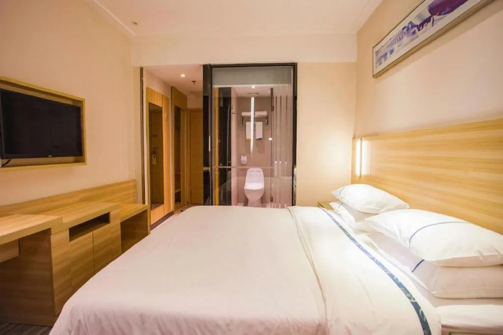 Bed in City Comfort Inn Zhanjiang Shimao Building Chikan Old Street