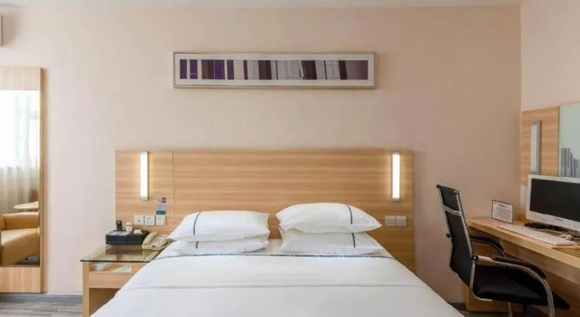 Bed in City Comfort Inn Zhanjiang Shimao Building Chikan Old Street