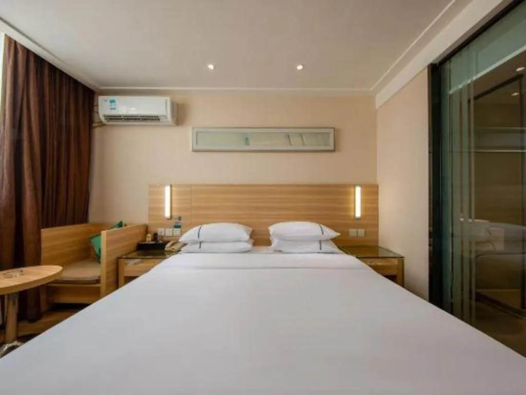 Bed in City Comfort Inn Zhanjiang Shimao Building Chikan Old Street