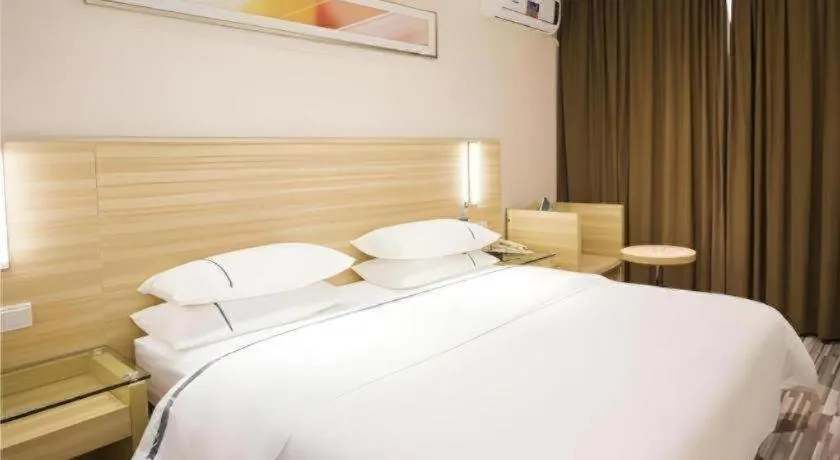 Bed in City Comfort Inn Zhanjiang Shimao Building Chikan Old Street