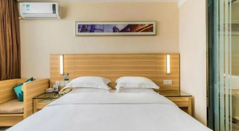 Bed in City Comfort Inn Zhanjiang Shimao Building Chikan Old Street