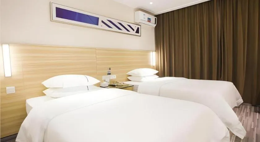 Bed in City Comfort Inn Zhanjiang Shimao Building Chikan Old Street