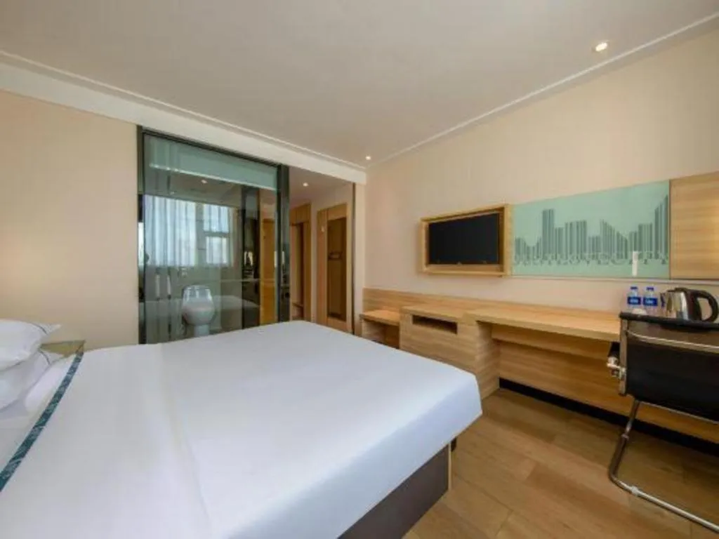 Bed in City Comfort Inn Zhanjiang Shimao Building Chikan Old Street