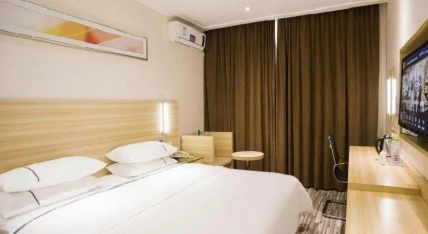 Bed in City Comfort Inn Zhanjiang Shimao Building Chikan Old Street
