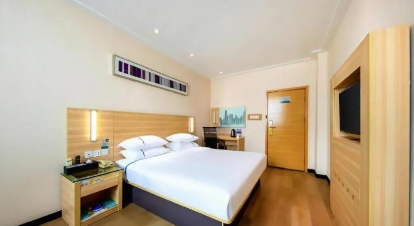 Bed in City Comfort Inn Zhanjiang Shimao Building Chikan Old Street