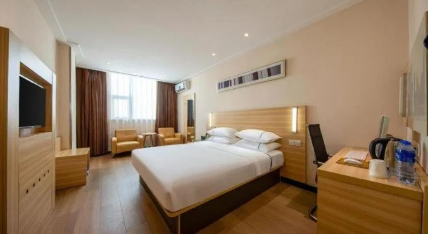 Bed in City Comfort Inn Zhanjiang Shimao Building Chikan Old Street