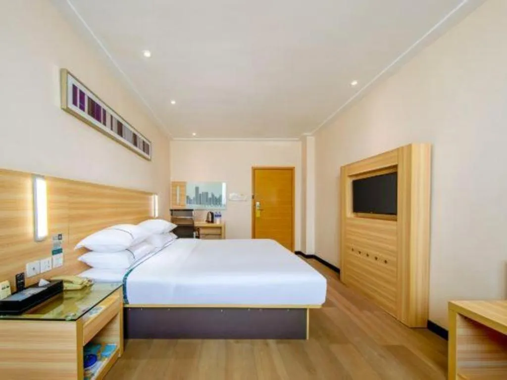 Bed in City Comfort Inn Zhanjiang Shimao Building Chikan Old Street