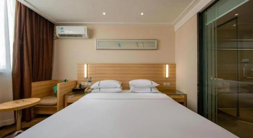 Bed in City Comfort Inn Zhanjiang Shimao Building Chikan Old Street