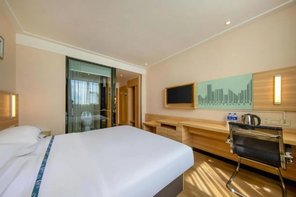 Bed in City Comfort Inn Zhanjiang Shimao Building Chikan Old Street