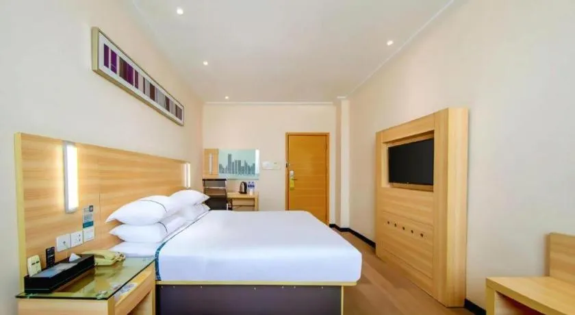 Bed in City Comfort Inn Zhanjiang Shimao Building Chikan Old Street