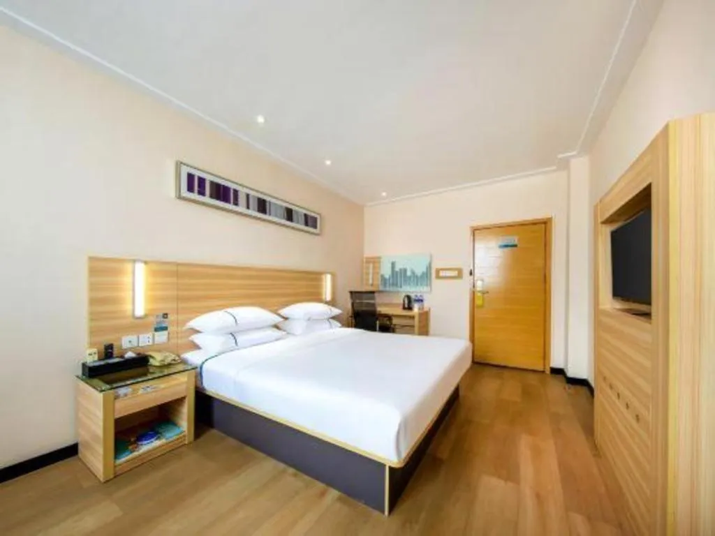 Bed in City Comfort Inn Zhanjiang Shimao Building Chikan Old Street