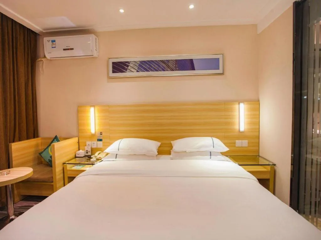 Bed in City Comfort Inn Zhanjiang Shimao Building Chikan Old Street