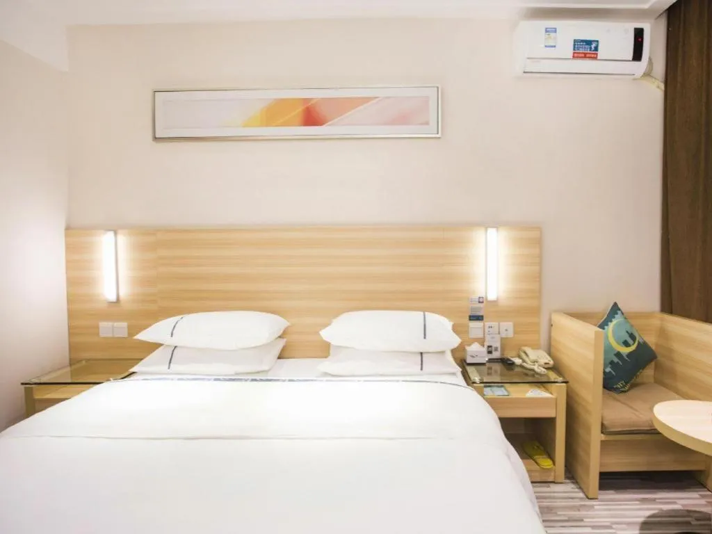 Bed in City Comfort Inn Zhanjiang Shimao Building Chikan Old Street