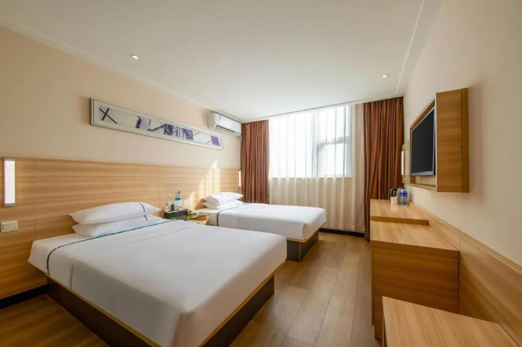 Bed in City Comfort Inn Zhanjiang Shimao Building Chikan Old Street