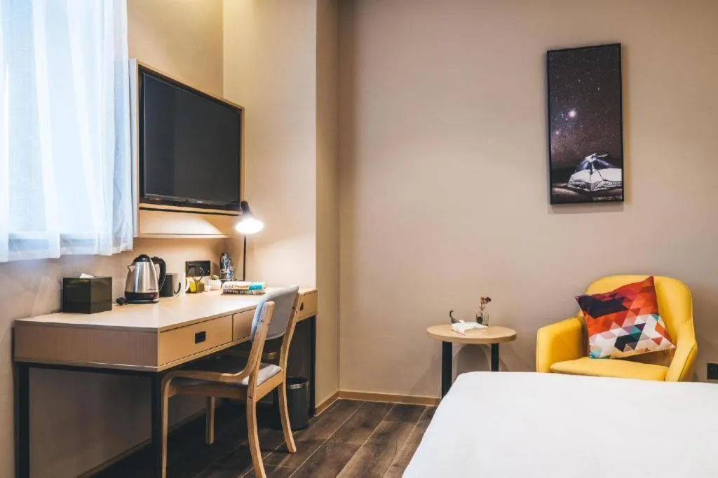 Bed in Atour Light Hotel Hangzhou Future Sci-Tech City