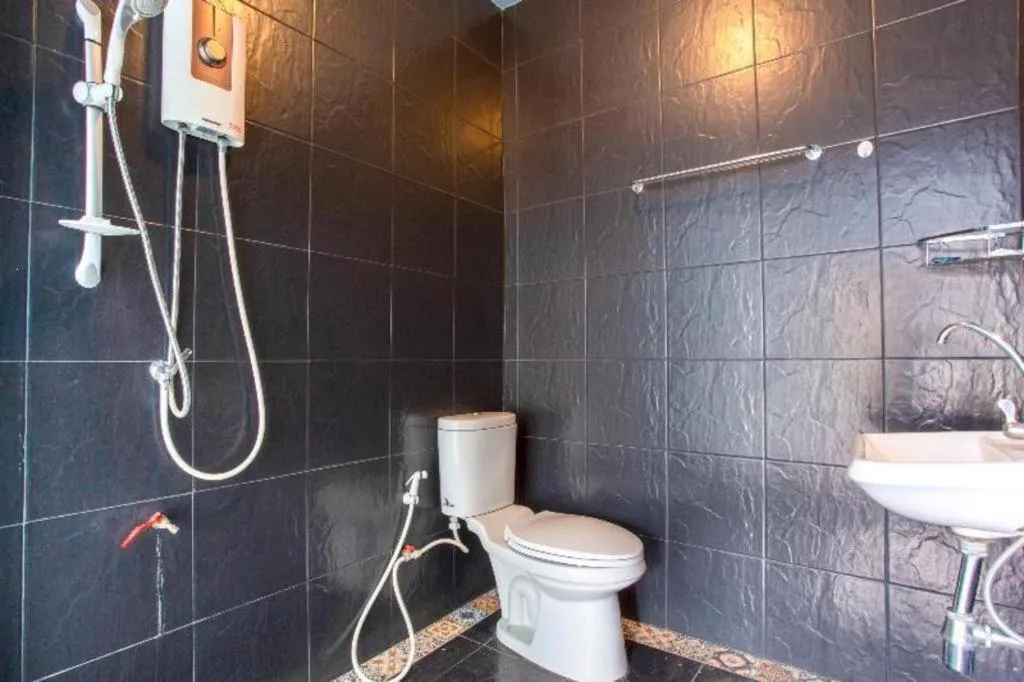 OYO 75303 V Home Guesthouse Sunday Night Market