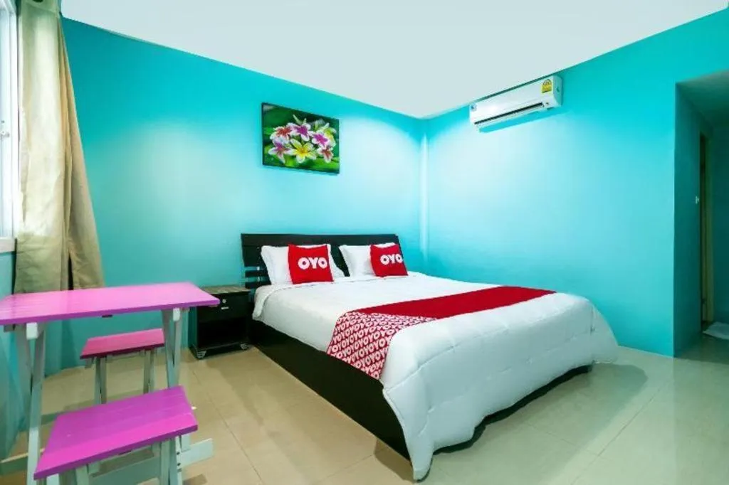 Bed in OYO 981 Fluke and Flame Cha Am