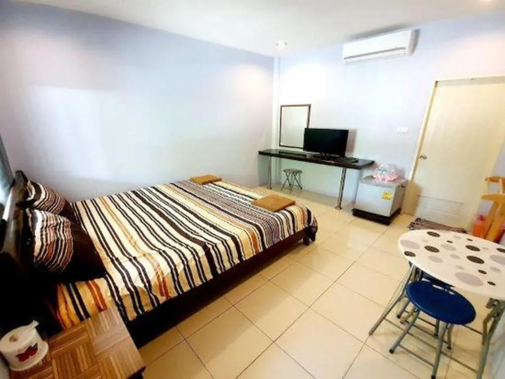 Bed in OYO 981 Fluke and Flame Cha Am