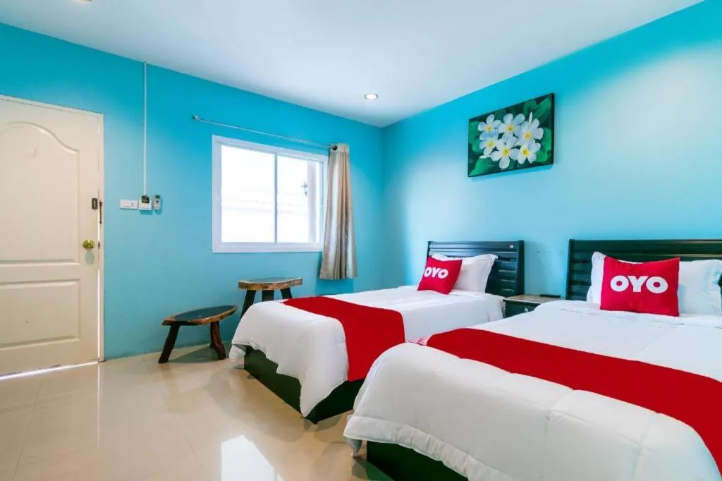 Bed in OYO 981 Fluke and Flame Cha Am