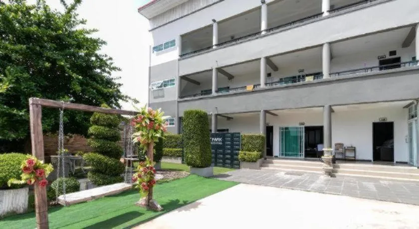 OYO 75305 T Park Pak Chong