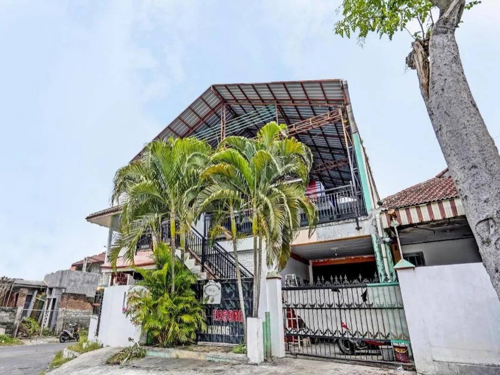 Hotel O Griya Sandi Residence Family NearPantai Boom