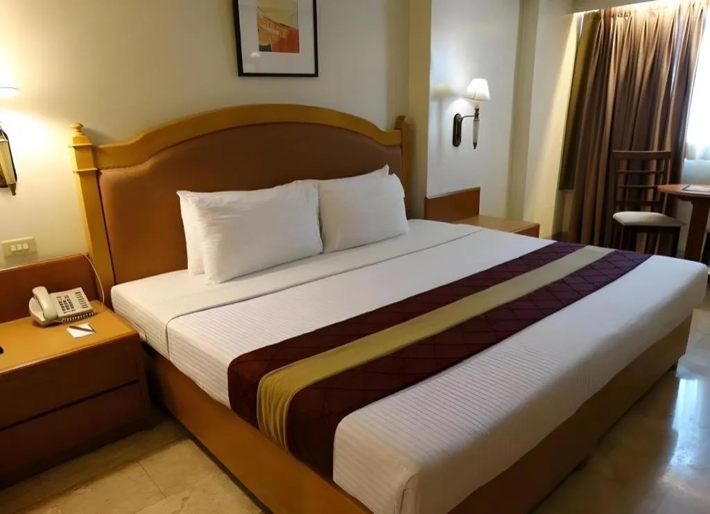Bed in Palm Hotel Manila