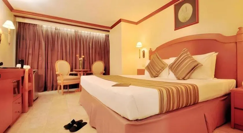 Bed in Palm Hotel Manila