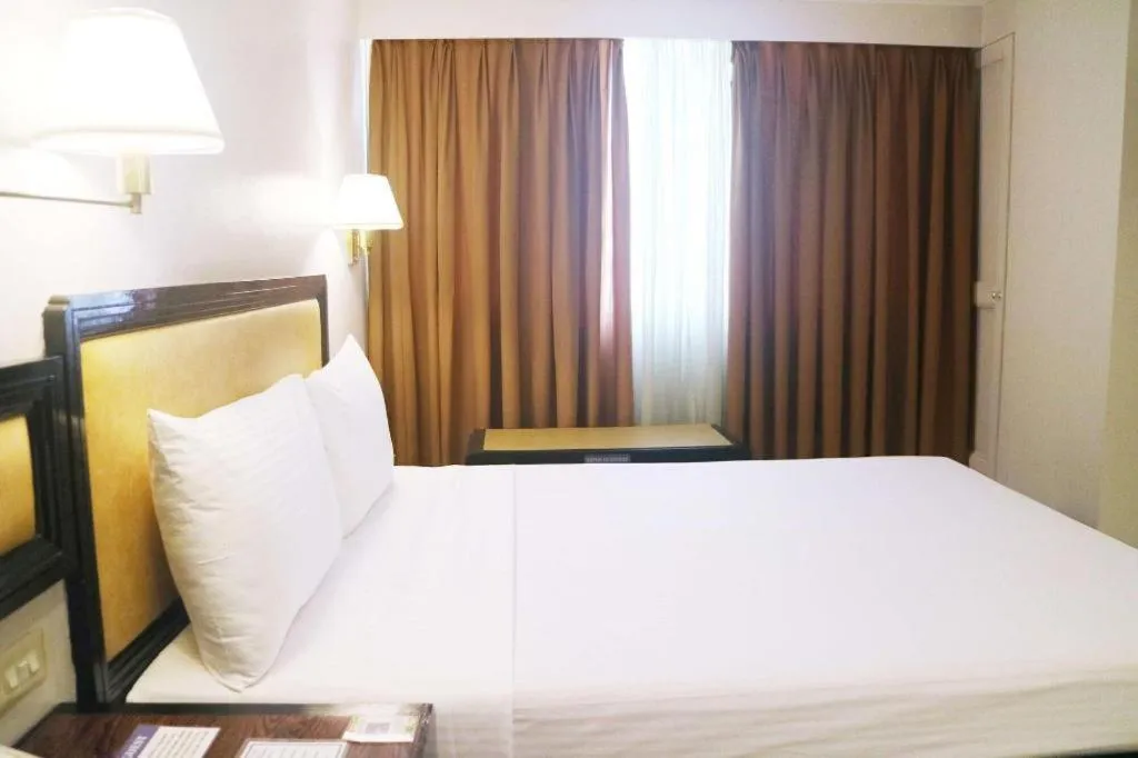 Bed in Palm Hotel Manila
