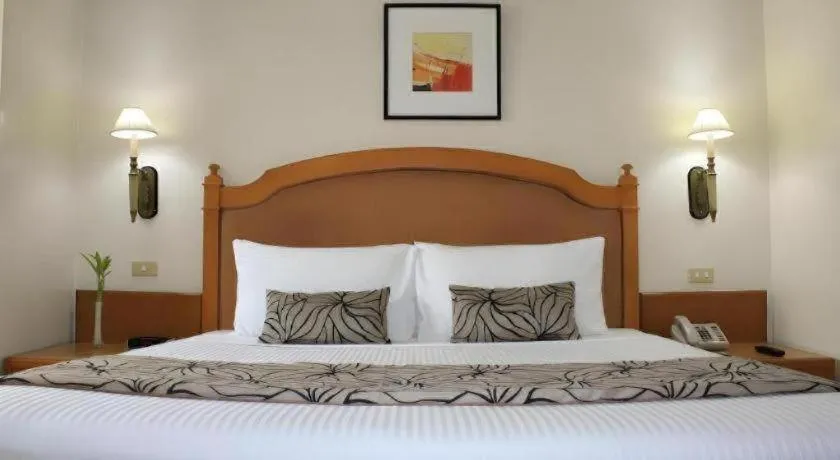 Bed in Palm Hotel Manila