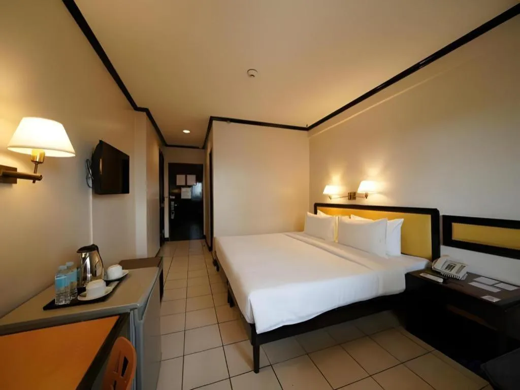 Bed in Palm Hotel Manila