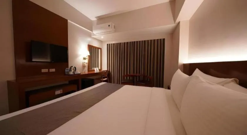 Bed in Palm Hotel Manila