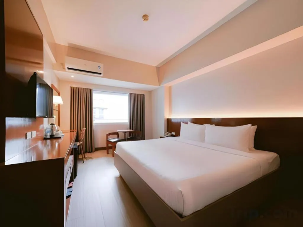 Bed in Palm Hotel Manila