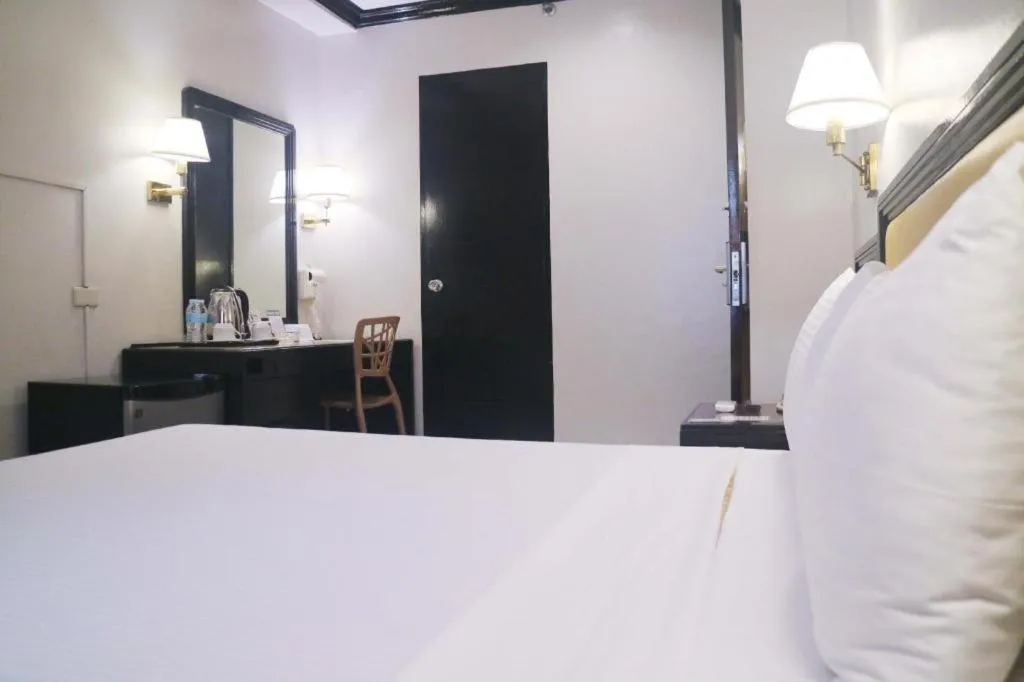 Bed in Palm Hotel Manila