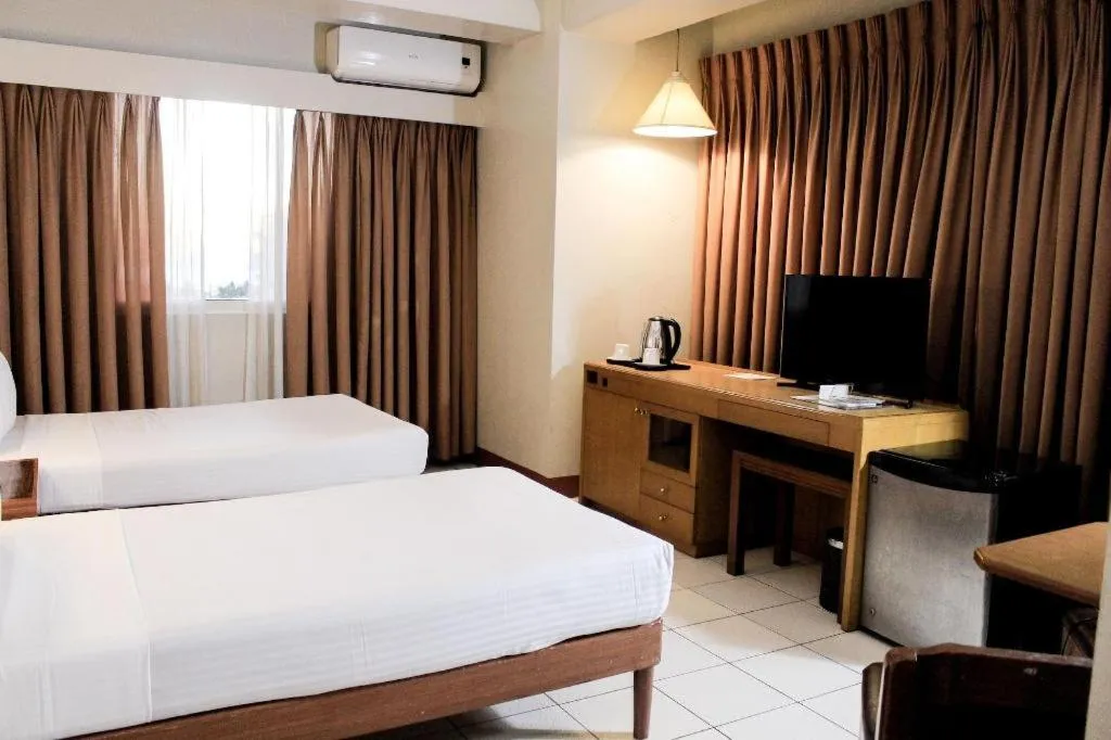 Bed in Palm Hotel Manila