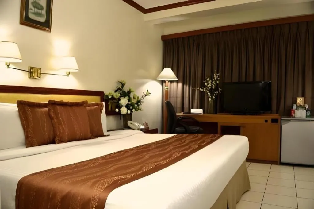 Bed in Palm Hotel Manila