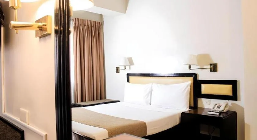 Bed in Palm Hotel Manila