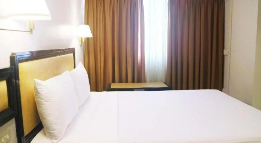 Bed in Palm Hotel Manila