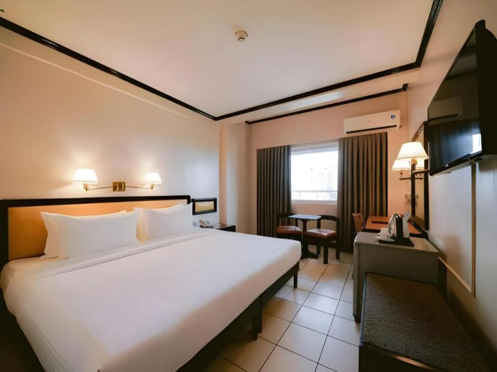 Bed in Palm Hotel Manila