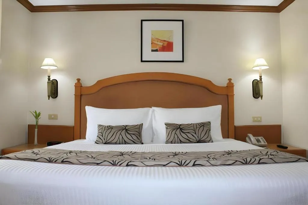 Bed in Palm Hotel Manila