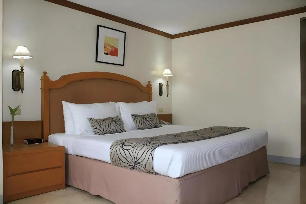 Bed in Palm Hotel Manila
