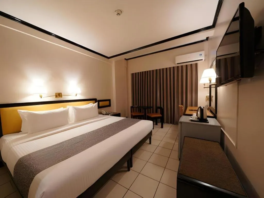 Bed in Palm Hotel Manila