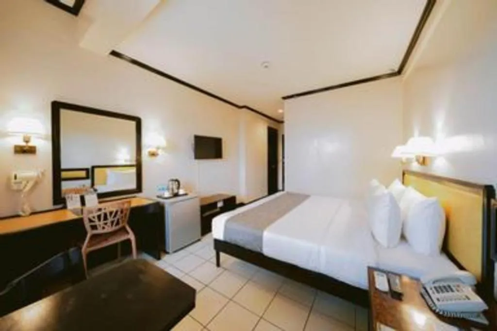 Bed in Palm Hotel Manila