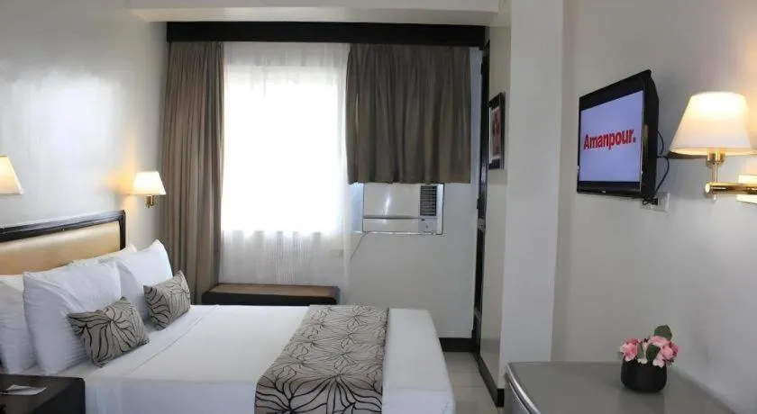 Bed in Palm Hotel Manila