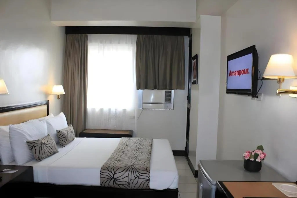 Bed in Palm Hotel Manila