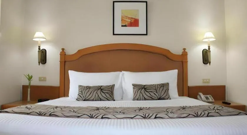Bed in Palm Hotel Manila