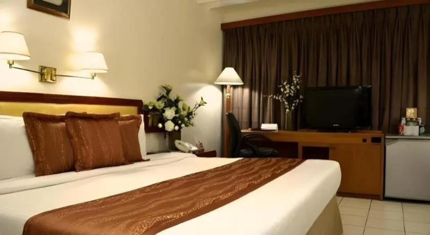 Bed in Palm Hotel Manila