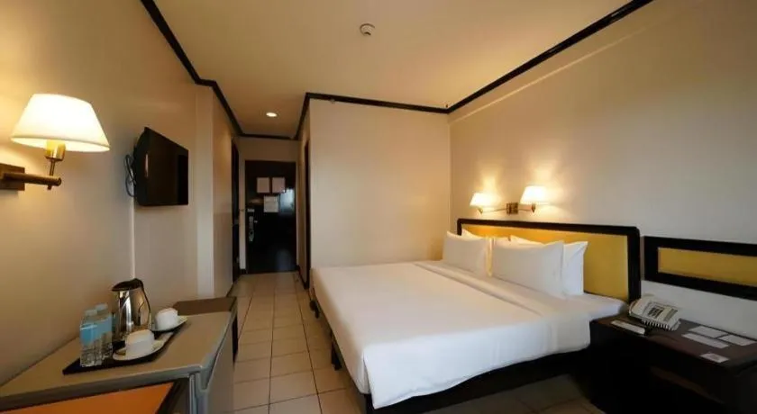 Bed in Palm Hotel Manila