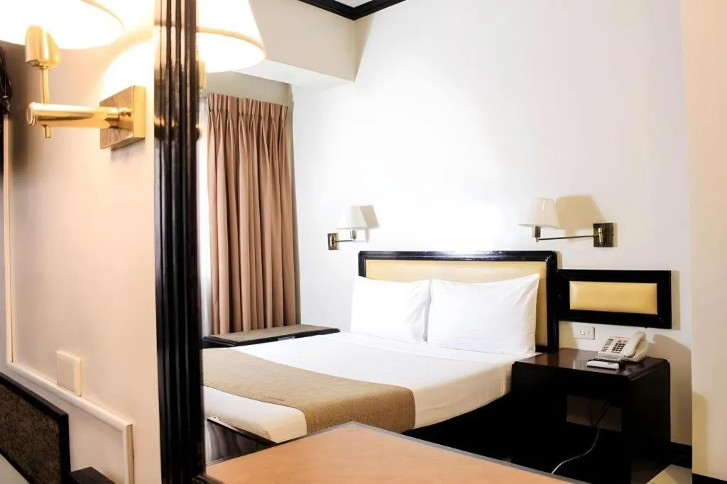 Bed in Palm Hotel Manila