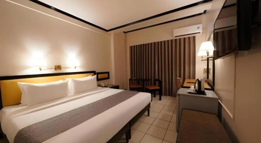 Bed in Palm Hotel Manila